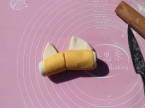从没有划开的一端卷起（如图即可）