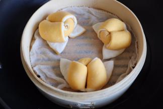 冷水上锅，中火蒸8-10分钟左右，继续焖3分钟再开锅盖即可