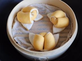 冷水上锅，中火蒸8-10分钟左右，继续焖3分钟再开锅盖即可