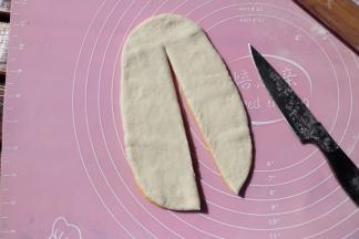 用刀在中间的二分之一处划开，上方留大约3厘米左右