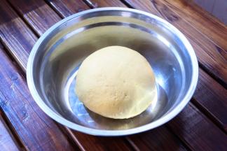 黄色面团排尽空气