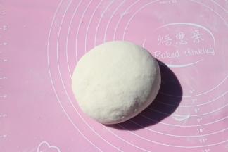 发酵好的白色面团排尽空气