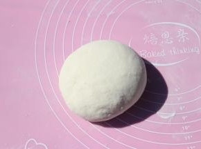 发酵好的白色面团排尽空气