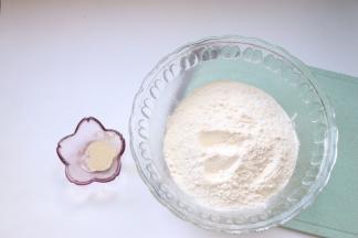 食材准备（白色面团）：放入酵母、温水多次加入，揉成光滑的软硬适中的面团发酵至1.5-2倍大