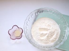 食材准备（白色面团）：放入酵母、温水多次加入，揉成光滑的软硬适中的面团发酵至1.5-2倍大