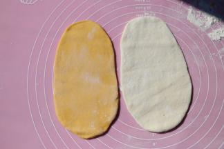 分别用擀面棍擀至长舌状