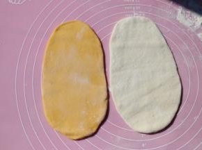 分别用擀面棍擀至长舌状