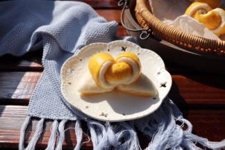 蒸好的梦幻苹果颜色更漂亮有木有！喜欢甜的朋友可以分别在两个面团中加糖哦