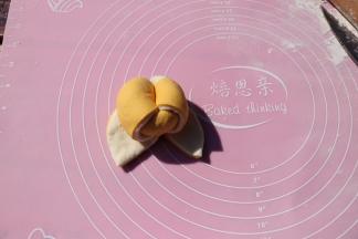 然后把两端向一起并拢，捏紧即可；全部做好二次发酵10分钟