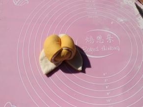 然后把两端向一起并拢，捏紧即可；全部做好二次发酵10分钟