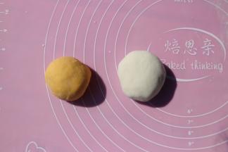 分别取均等的面团（此时的面团排尽空气切面几乎无孔哦）