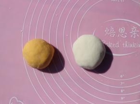 分别取均等的面团（此时的面团排尽空气切面几乎无孔哦）