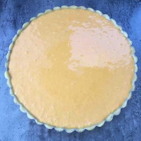 烤箱预热到180度，把派放进去烤10分钟，然后调低温度150度，接着再烤30分钟，就可以了，各家烤箱脾气不同，烤的时候多观察，自己调整