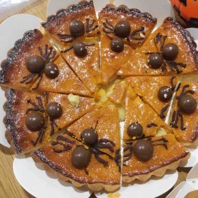 建议先切好再装起来，否则容易碎，派底太脆了