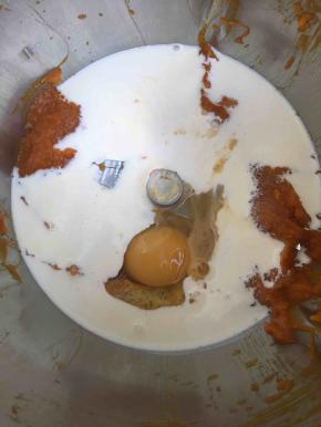 辅料部分就是派芯，把锅边的南瓜泥用刮刀刮到下面，然后加入2个鸡蛋，30克白糖，125克淡奶油