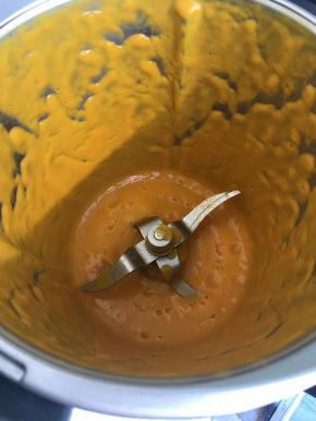 制作南瓜泥，首先要先将南瓜去皮蒸熟，称量出250克南瓜放入主锅，然后30秒/速度9打成泥