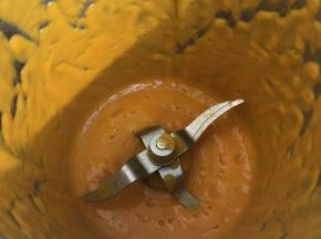 制作南瓜泥，首先要先将南瓜去皮蒸熟，称量出250克南瓜放入主锅，然后30秒/速度9打成泥