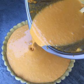 将派芯部分倒入派皮里