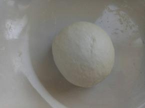 先和好一个小面团，想要发的快就多放酵母。
