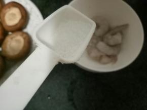 虾仁加少许盐和料酒腌一下。