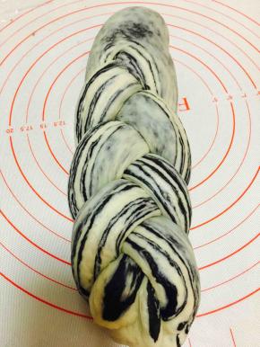 将三条变成辫子，向下对折