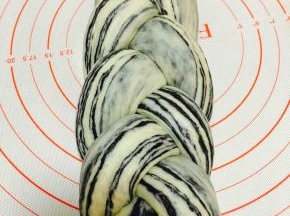 将三条变成辫子，向下对折