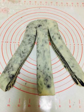 将长方形面片切成三条，顶端不切断