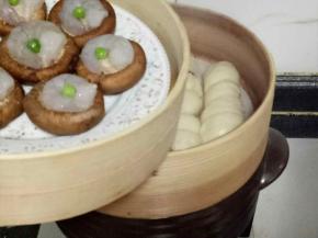 十五到二十分钟左右，放上蒸菜，蒸八分钟左右关火，稍焖一会即可出锅。