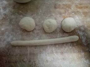 面团分成四块，取一份搓细长条。