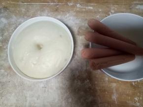 准备做木乃伊馒头，火腿肠剥皮。