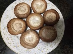 香菇洗净，去柄，撒少许盐和黑胡椒粉。