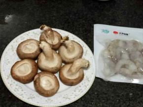 准备蒸菜的食材，香菇和虾仁。