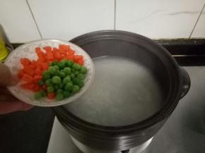 锅里先烧开水，水开后倒入粳米和蔬菜，大火煮开转小火。