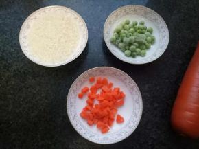 准备蔬菜粥的食材，豌豆解冻，胡萝卜切丁，粳米淘洗干净。