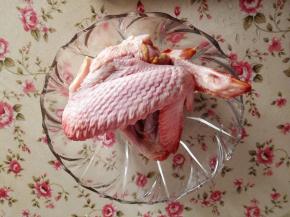 1.	鸡翅洗净，去除少许鸡毛，