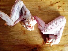 2.	在鸡翅肉厚的地方切几刀，这样好入味，