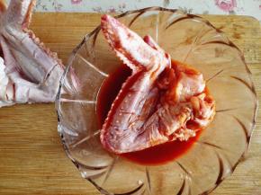 5.	把一只鸡翅放进去，并不断用手去按摩，促进味道进入鸡翅中，再放入另一个，