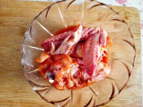 6.	两只鸡翅都被蜜汁料包裹好了，就要放进冰箱冷藏里，大约4个小时以上，时间久一点味道会更入味，