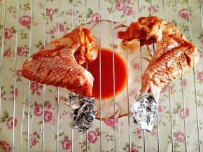 7.	用锡纸把鸡翅尖包好，防止烤糊哦，