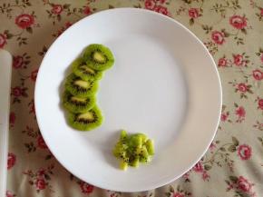 9.	烤的时候把猕猴桃去皮，切成片和粒摆盘备用，