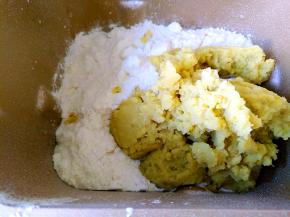 将面包所有原料放进面包桶