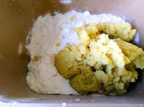 将面包所有原料放进面包桶
