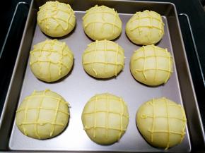 在发酵好的面包上挤红薯酱