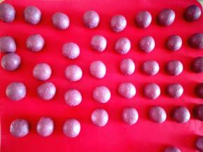 4.	取出排气，一个面团大约15克左右，滚圆松驰15分钟，