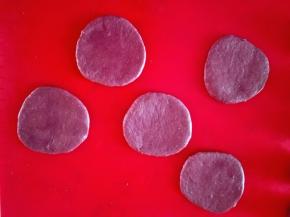 5.	取五个面团，擀成圆盘状，