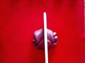 7.	然后卷起来，注意要卷得稍微紧一点，用刮板从中间切开，