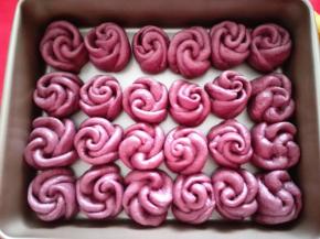 8.	这样一个卷就是两朵花，摆放在烤盘里，进行二发