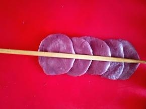 6.	叠放在一起，如图，中间用筷子压一下，