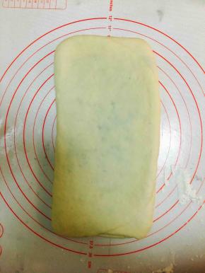 将开口向下，擀成长方形片