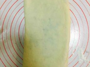 将开口向下，擀成长方形片